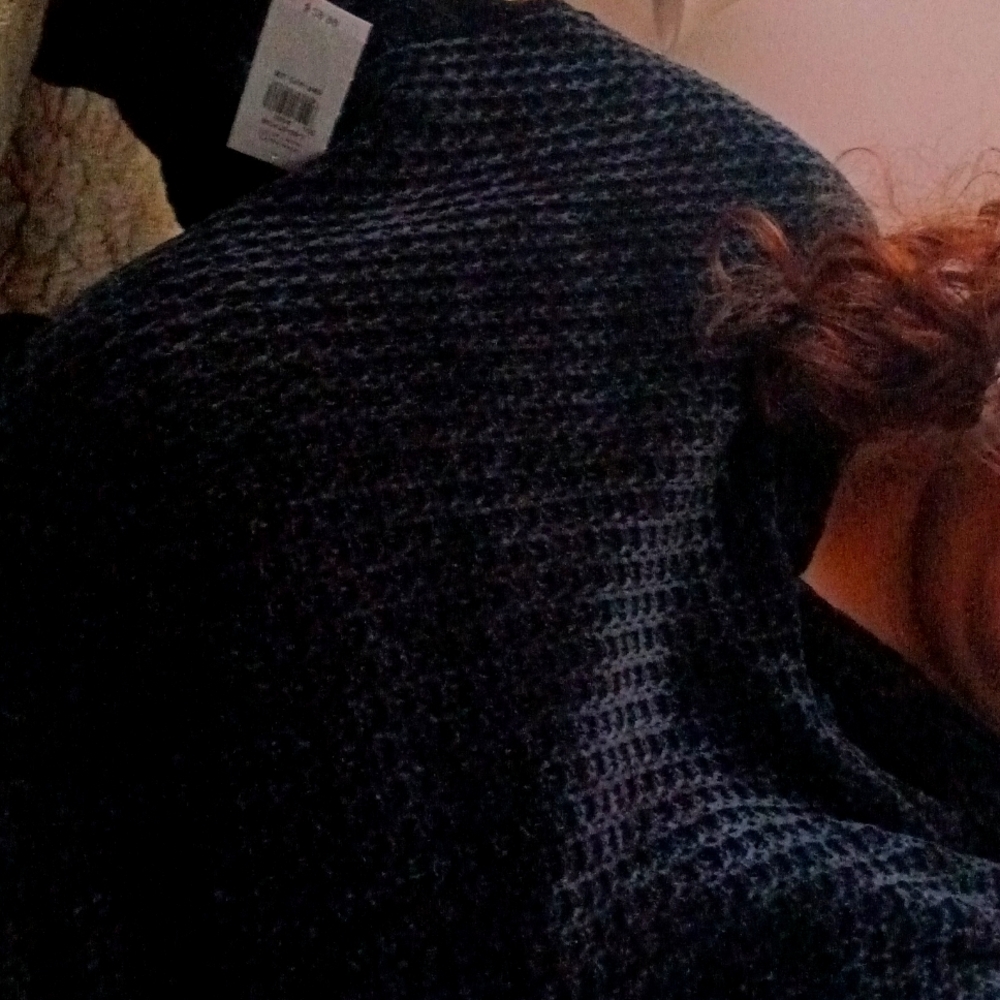Selling a black old navy hoodie sweater